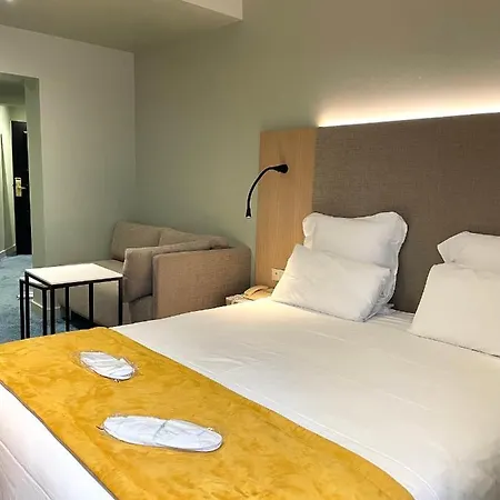兰斯尤尼维斯金色郁金香酒店 酒店 4*